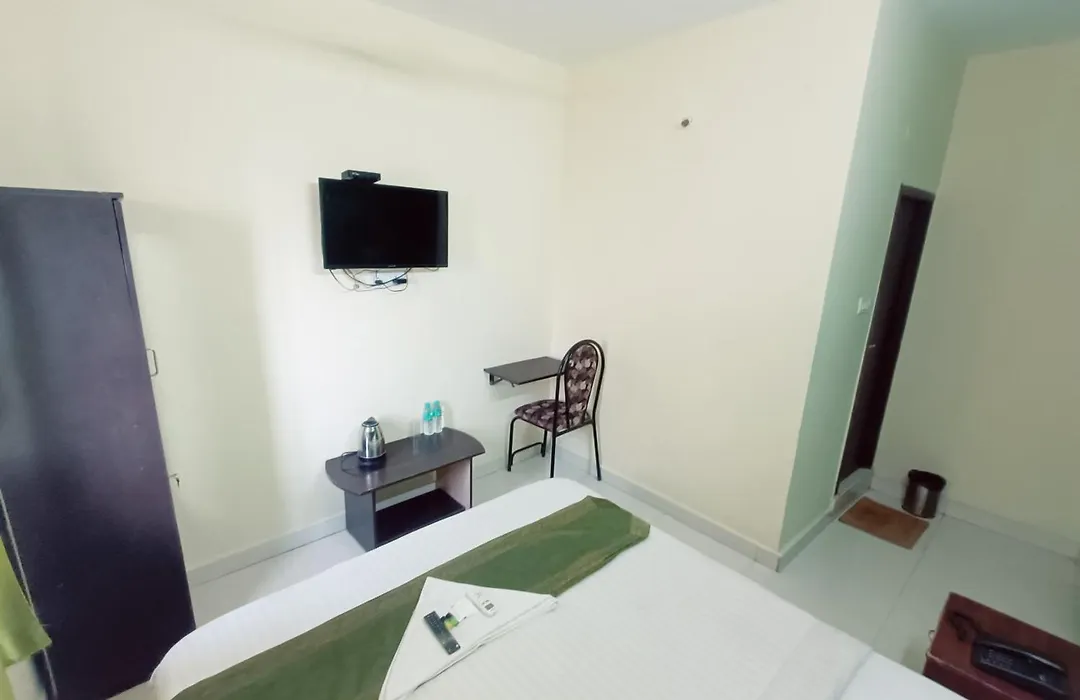 Green Tree Hotel-Near Vfs Global And Ramee Mall-1