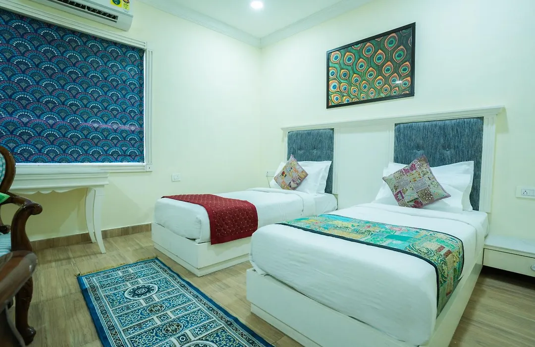 Tripli Hotels White Manor-1
