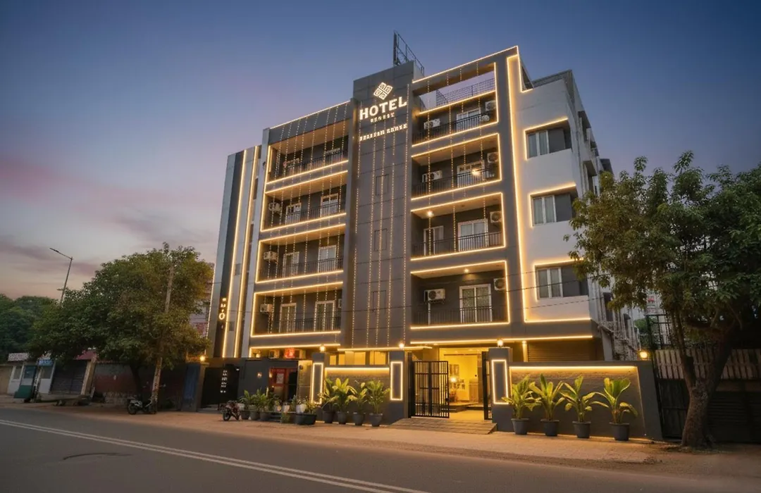 Fabhotel Roseman-1