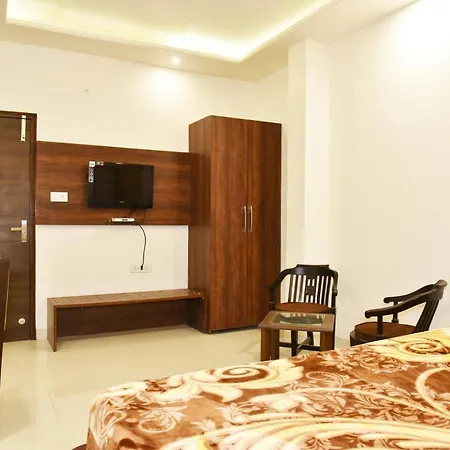 Hotel Hollywood Heights Near Railway Station-2
