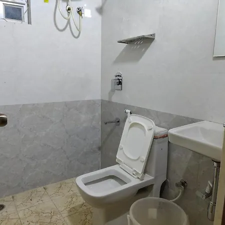 Minimal Poshtel-3