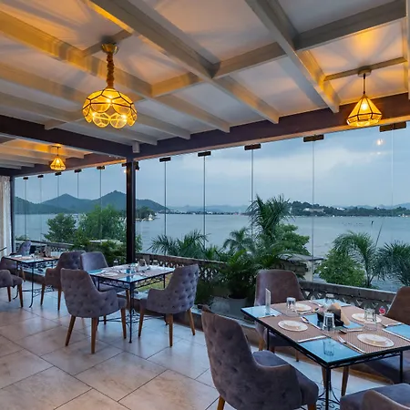 Panna Vilas - A Lake Facing Boutique Hotel-3