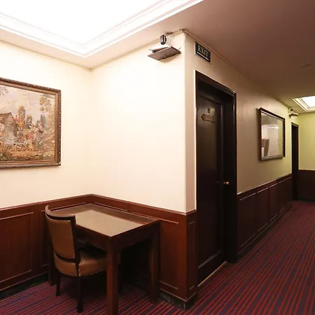 Collection O Hamilton Hotel-3