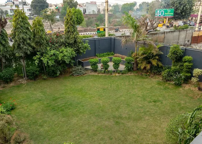 De Manora Homes - Unpretentious Hotel With A Garden , Posh Area Ranjit Avenue