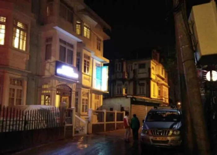 Goroomgo Shambhu Mall Road Darjeeling Darjeeling 