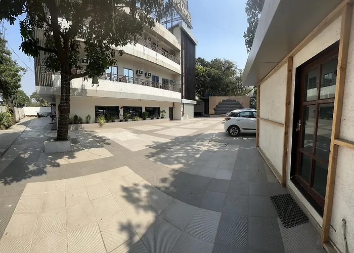 Hotel Merakee - Near Dahisar Mira Road Mumbai