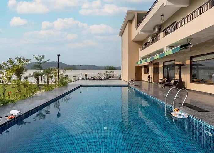Brookvale Manor By Stayvista - Private Pool, Bbq, Views At Haryana