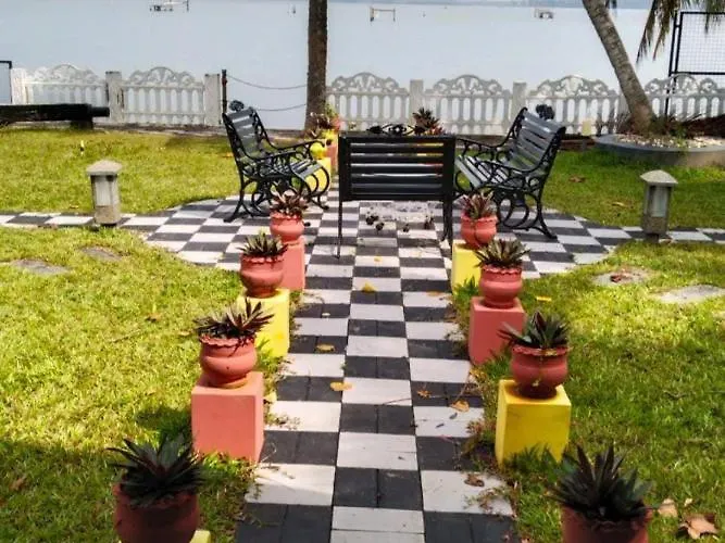 Sambranikodi Resort And Home Stay