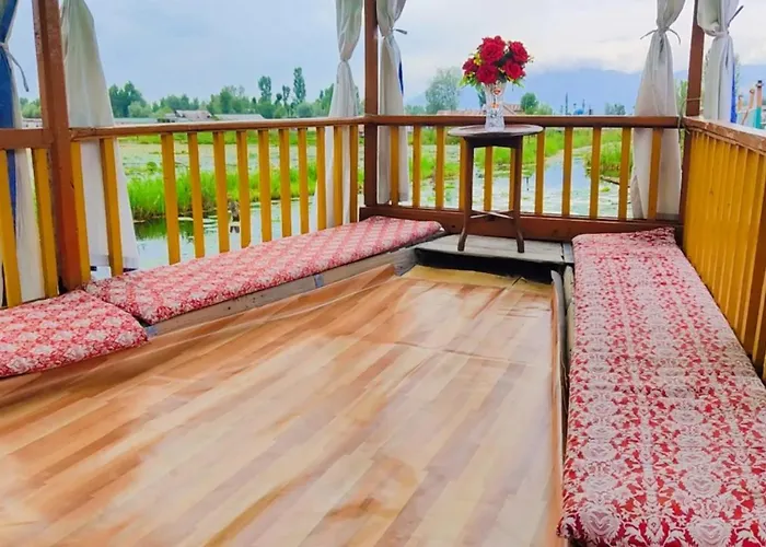 Houseboat Young Wild Rose