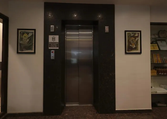 Hotel Vetro Inn Surat