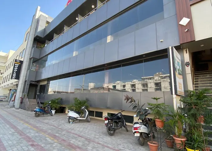 Hotel Jb Residency !! Luxurious & Royal Balcony Rooms !! Large Rooms