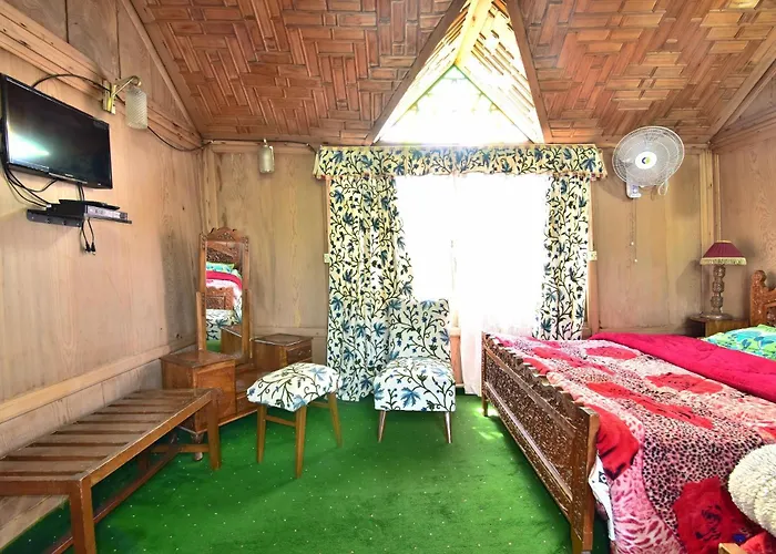 Houseboat Zaindari Palace