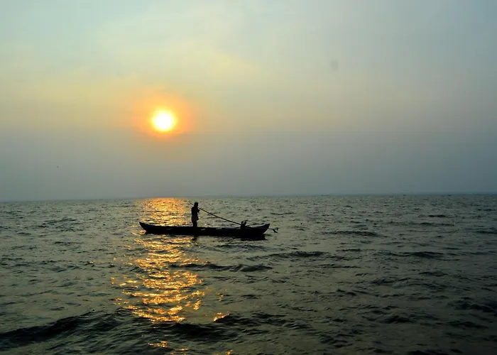 Abad Premium House Boat Hotel Kumarakom