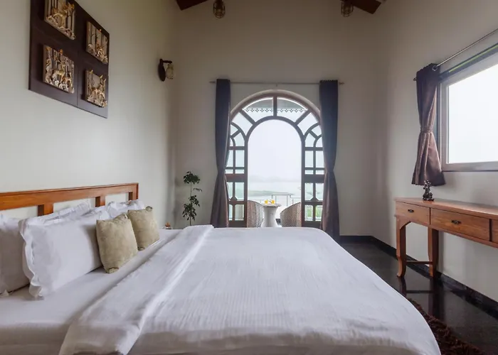 Lake Arches By Stayvista - 4Bhk Villa With Infinity Pool & Alfresco Dining