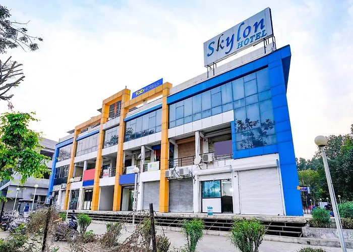 Fabhotel Skylon, Near Mahatma Mandir