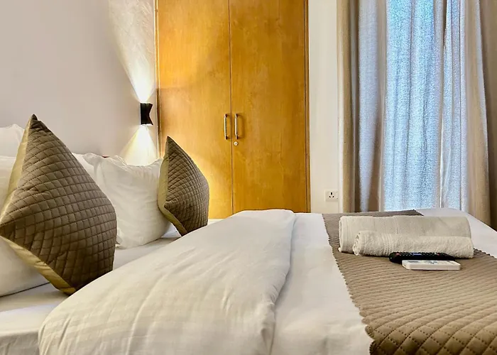 Aura Luxury Studio I Couple Friendly I Near Golf Course Road, Sector 57, Gurgaon