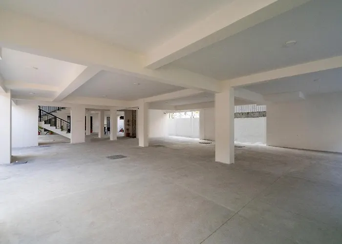 J Square Inn - Near Airport