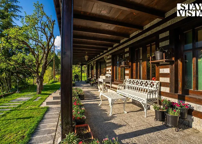 Stayvista At Snowdrop House Manali Near Mall Road With Bonfire