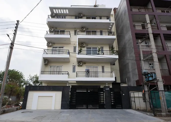 The Lodgers Studio Apartment Infront Of Artemis Hospital Gurugram