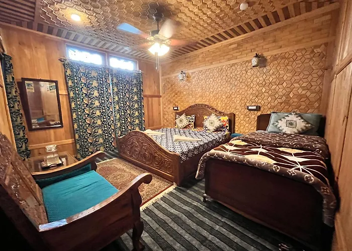 Floating Shanghai Group Of Houseboats