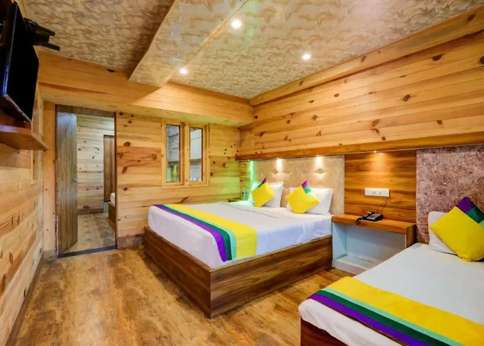 Goroomgo Vinayak Mall Road Lake View Nainital - Luxury Room - Best Hotel In Nainital