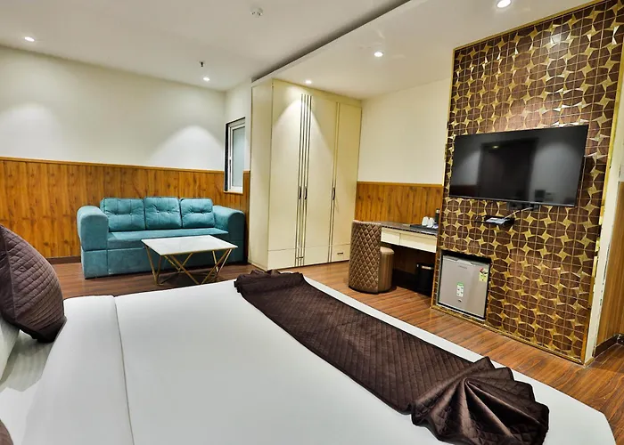 Clay Inn Hotels, Paschim Vihar