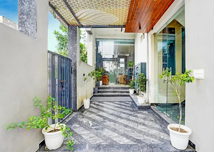 Super Townhouse Oak Sector 116 Noida