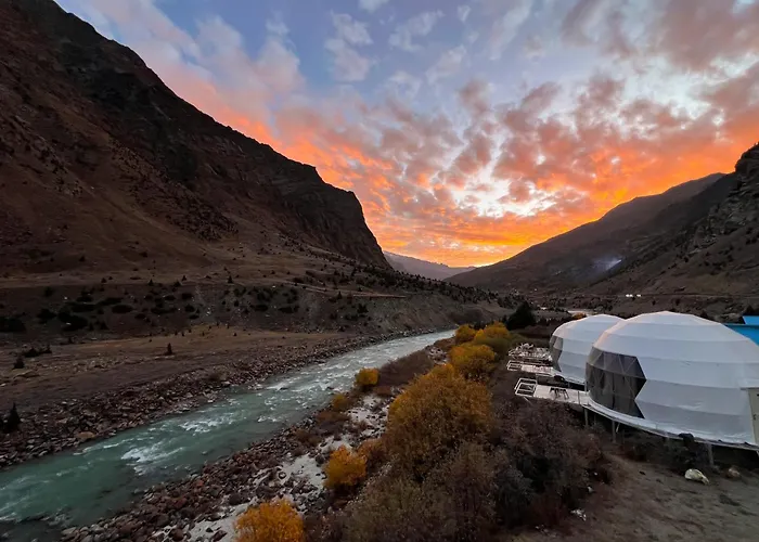 Yolo Outdoors - Riverside Luxury Domes & Glamping, Jispa
