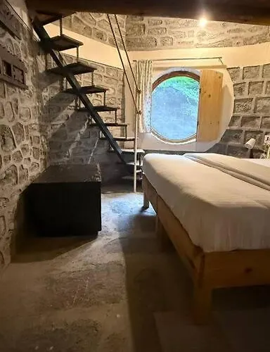 Riverside Hobbit House 10Mins From Bhimtal