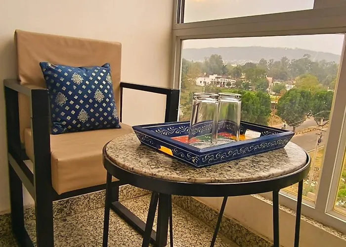 Luxury Hotel With Swimming Pool In Udaipur