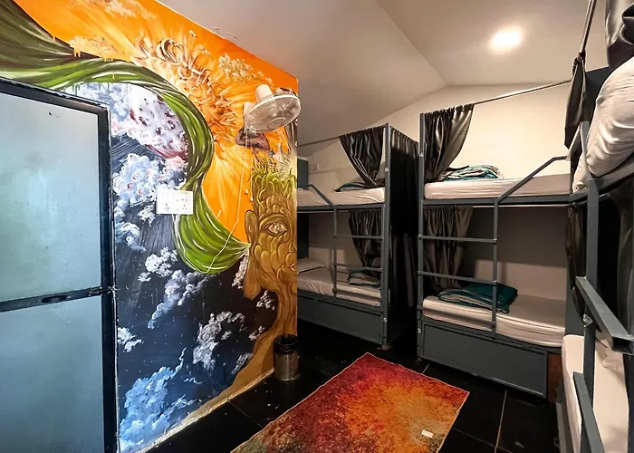 12 Monks - Beachfront Hostel
