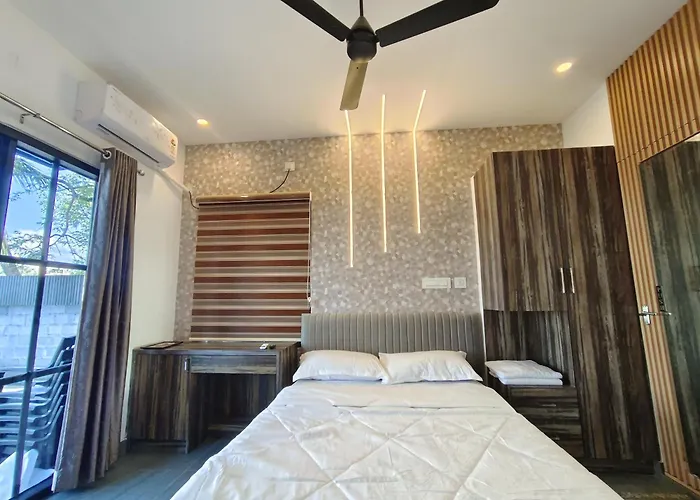 Marina Lounge Hotel Kochi