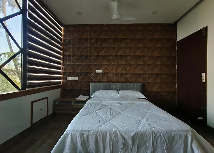 Marina Lounge Hotel Kochi