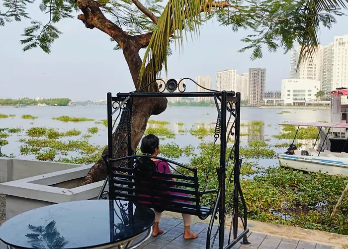 Marina Lounge Hotel Kochi