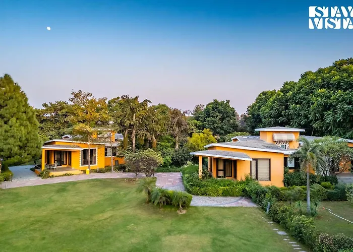 Stayvista At The Manvi Estate - Gurugram With Pool, Wifi & Bonfire