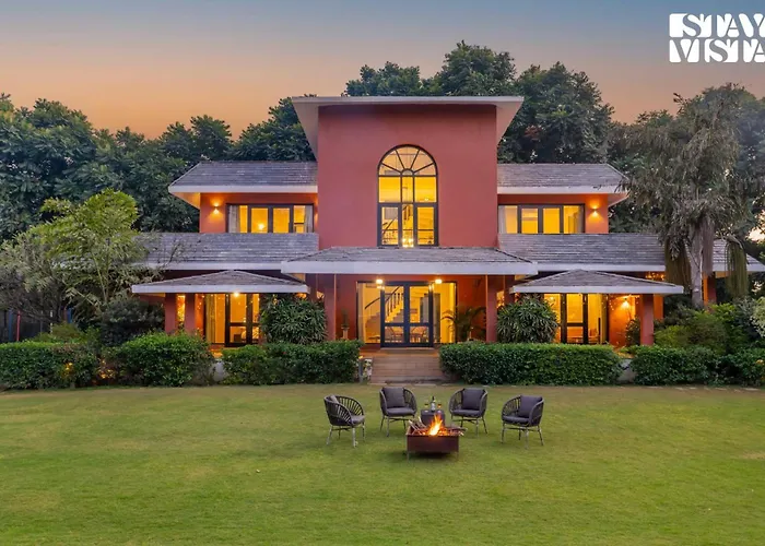 Stayvista At The Manvi Estate - Gurugram With Pool, Wifi & Bonfire