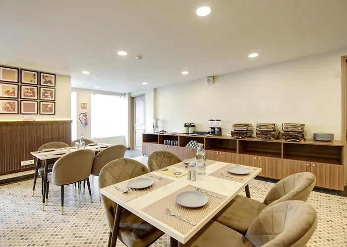 Saltstayz Select - Golf Course Road & Sector 27