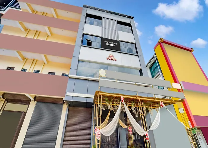 Super Townhouse Anisabad Near Mahavir Sansthan