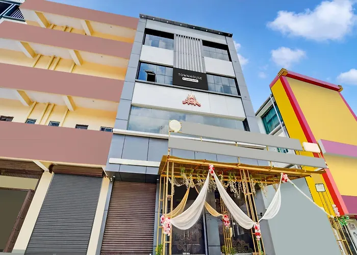 Super Townhouse Anisabad Near Mahavir Sansthan
