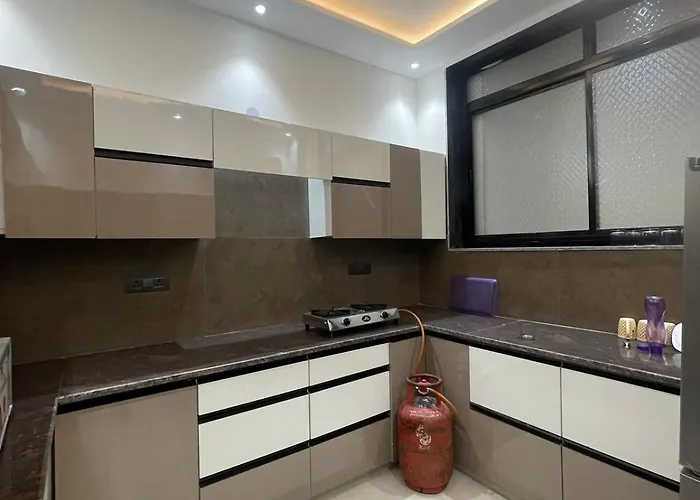 Amazing 3Bhk Home Near Airport With Jacuzzi & Private Pool In Punjabi Bagh