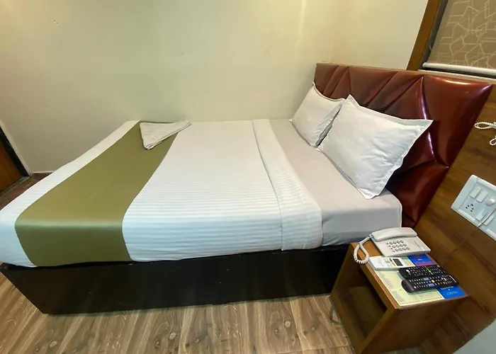 Deluxe Inn - Near Kokilaben Dhirubhai Ambani Hospital