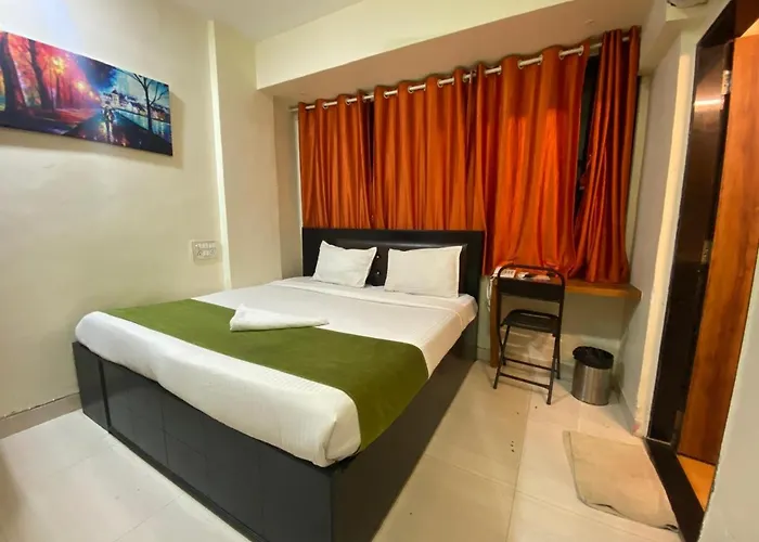 Deluxe Inn - Near Kokilaben Dhirubhai Ambani Hospital