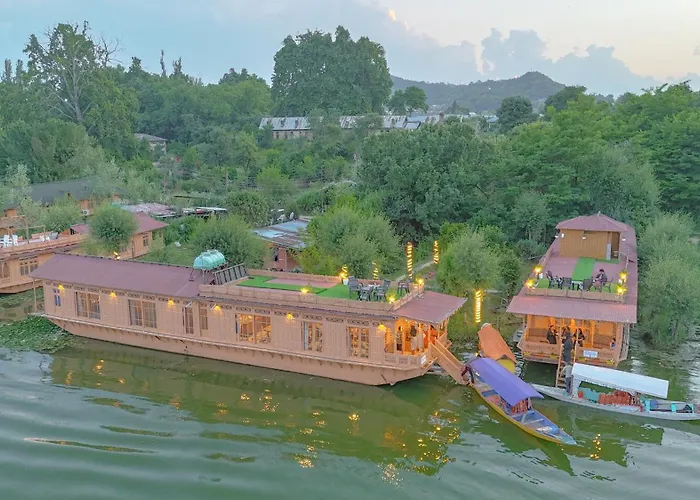 Peacock Houseboats