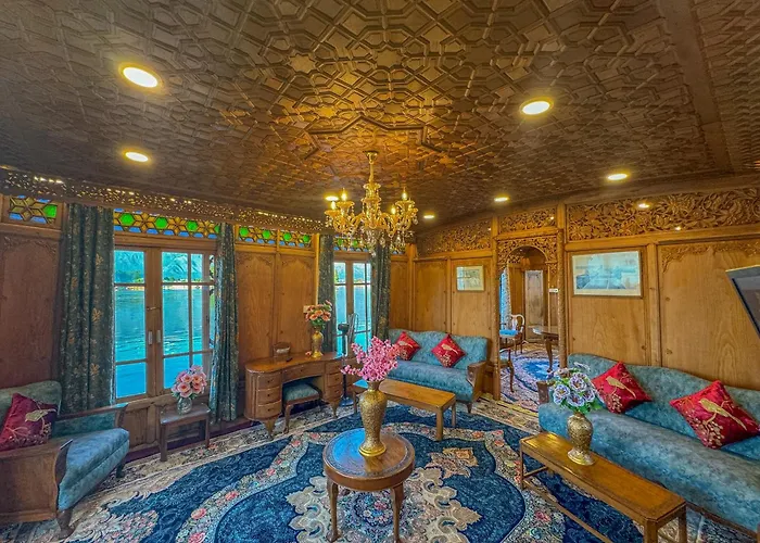 Peacock Houseboats