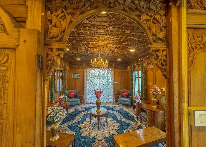 Peacock Houseboats
