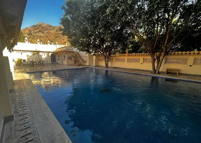 Lokesh Hotel