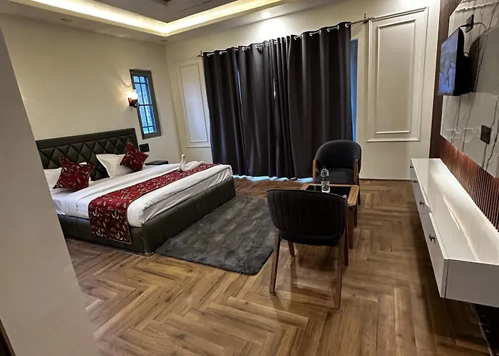 Hotel Falcon Heights