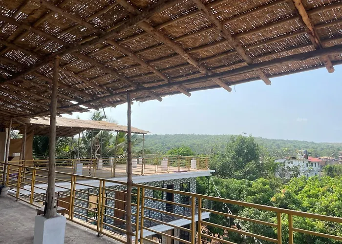 12 Monks - Backpacker Resort