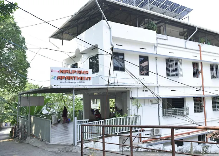Nirupama,Hotel Aluva 700 Mtr From Aluva Railway Station