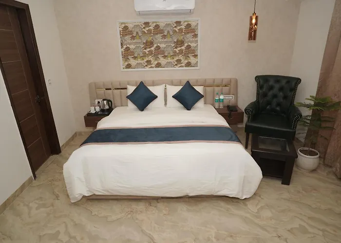 Hotel Chandigarh Heights - Airport Road Manali Highway Transit Hotel